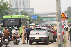 Ki&ecirc;n quyết chấn chỉnh xe dừng đỗ g&acirc;y &ugrave;n tắc giao th&ocirc;ng