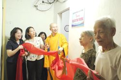 B&agrave;n giao m&aacute;i ấm t&igrave;nh nghĩa cho th&acirc;n nh&acirc;n liệt sĩ