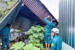 Dông lốc làm hư hỏng 18 căn nhà ở Xã Trần Văn Thời