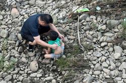 Cán bộ xã lao xuống sông cứu bé trai gặp nạn