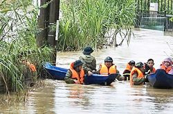 Cõng người già, trẻ nhỏ vượt vùng nước sâu