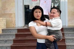C&ocirc; g&aacute;i 18 tuổi bế bạn trai mắc bệnh xương thủy tinh đi đăng k&yacute; kết h&ocirc;n, c&acirc;u chuyện ph&iacute;a sau khiến nhiều người cảm phục