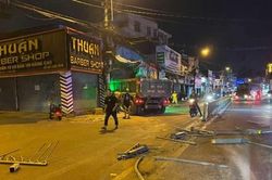 TPHCM: Xe ben tông sập cửa hàng kinh doanh mắt kính, 4 người thoát nạn
