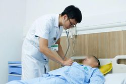 Ngừng tim trên bàn can thiệp, người đàn ông được cứu sống sau 50 phút nghẹt thở