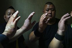 Luyện Chưởng biến dạng bàn tay, võ sư Trung Quốc nói sự thật về truyện Kim Dung