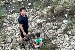 Cán bộ xã lao xuống sông, cứu cháu bé giữa dòng nước xiết