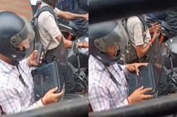 Bức ảnh g&acirc;y b&atilde;o mạng to&agrave;n thế giới: Mở laptop l&agrave;m việc khi xe m&aacute;y chờ đ&egrave;n đỏ