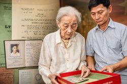 Gi&acirc;y ph&uacute;t nghẹn ng&agrave;o của người vợ 93 tuổi đ&oacute;n kỷ vật của chồng liệt sĩ