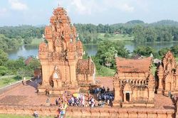 Đưa L&agrave;ng Văn h&oacute;a - Du lịch c&aacute;c d&acirc;n tộc Việt Nam trở trung t&acirc;m c&ocirc;ng nghiệp văn h&oacute;a của Thủ đ&ocirc;