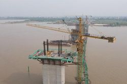 Cầu Hồng H&agrave; tăng tốc thi c&ocirc;ng để về đ&iacute;ch sớm