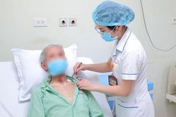 Người đàn ông 75 tuổi ung thư thanh quản, khối u che gần kín đường thở được cứu nhờ cuộc phẫu thuật đặc biệt
