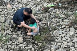 C&aacute;n bộ x&atilde; ở Th&aacute;i Nguy&ecirc;n lao xuống s&ocirc;ng cứu sống b&eacute; trai chới với giữa d&ograve;ng nước