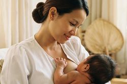 Nuôi con bằng sữa mẹ hoàn toàn trong 6 tháng đầu: Lợi ích vô giá và những ngộ nhận thường gặp