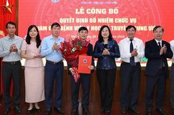 Bộ trưởng Đ&agrave;o Hồng Lan trao quyết định bổ nhiệm Gi&aacute;m đốc Bệnh viện Y học cổ truyền Trung ương