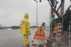 Mưa dồn dập đầu giờ sáng, nhiều điểm ở Hà Nội ngập nhẹ
