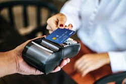 Cảnh báo thủ đoạn chiếm đoạt tiền hoàn toàn mới: Bóc tách, đánh tráo chip khi quẹt thẻ ngân hàng