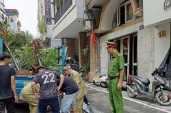X&oacute;a 'điểm nghẽn' trật tự đ&ocirc; thị từ việc giải tỏa chậu c&acirc;y lấn chiếm vỉa h&egrave;