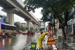 Mưa lớn từ sáng sớm, nhiều tuyến phố Hà Nội ngập cục bộ