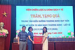 Viện Chiến lược và Chính sách Y tế cùng đội ngũ y tế thăm hỏi, tặng quà cho thương binh, bệnh binh tại Ninh Bình