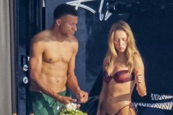 Mbappe tình tứ với bạn gái trên du thuyền
