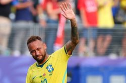 Neymar từ giã tuyển Brazil
