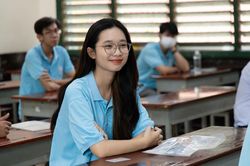 Đằng sau c&acirc;u hỏi về 'Bầu trời tổ quốc'