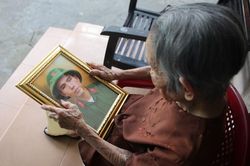 Mẹ vẫn đợi con về