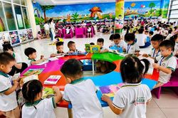Ươm mầm tình yêu sách từ những trang đầu đời