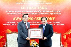 Trao Kỷ niệm chương Vì sự nghiệp Văn hóa, Thể thao và Du lịch cho Đại sứ Malaysia