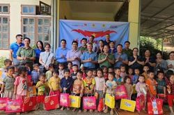 Ấm &aacute;p nghĩa t&igrave;nh nơi điểm trường kh&oacute; khăn v&ugrave;ng cao Co Mạ