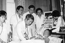 Giáo sư Vũ Văn Đính - Cha đẻ ngành hồi sức cấp cứu Việt Nam và câu chuyện 'nuôi rắn cứu người'