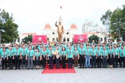 Đảng bộ Ủy ban nhân dân Thành phố Hồ Chí Minh dâng hoa, báo công với Chủ tịch Hồ Chí Minh