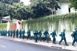 Hành quân rèn luyện giữa lòng thành phố