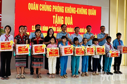 Quân chủng Phòng không - Không quân thăm, tặng quà tại xã Tây Giang (Đà Nẵng)