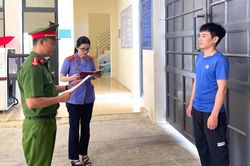 Cướp giật điện thoại của học sinh