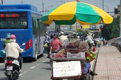 Hàng rong trên cầu Trường Đai