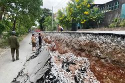 Đường nhựa bất ngờ sụt lún, người dân lo ảnh hưởng công trình nhà ở