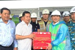 Thăm, tặng quà lực lượng thi công Dự án mở rộng Cảng hàng không quốc tế Phú Quốc