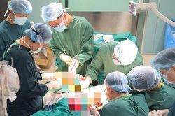 Khối u kh&ocirc;ng đau nhưng ph&aacute; hủy to&agrave;n bộ xương h&agrave;m v&agrave; hốc mắt cụ &ocirc;ng 76 tuổi