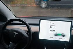 AI giúp pin Tesla bền hơn, chạy thêm hơn 100.000 dặm?