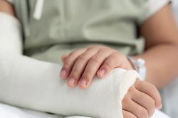 Gãy xương ở trẻ: Hiểm họa rình rập mùa Hè