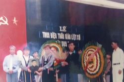 Dòng Đà giang còn kể chuyện thầy giáo liệt sĩ