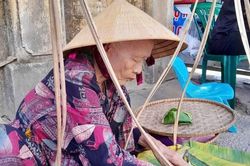 Gánh bánh đúc mật chở cả miền ký ức của cụ bà xứ Huế