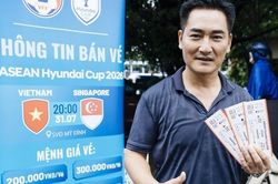 Người hâm mộ xếp hàng dưới trời mưa to để mua vé xem trận đội tuyển Việt Nam và Singapore