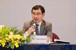 Giá cổ phiếu công ty lao dốc, lãnh đạo mạnh tay thu gom