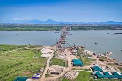 Tiến độ thi công 7 cây cầu vượt sông Hồng ra sao?
