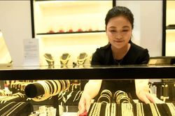 Giá vàng tiếp đà giảm, tỷ giá trung tâm lập đỉnh mới