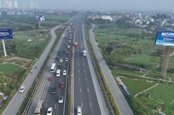 Tài xế, chuyên gia nói gì về đề xuất 'làn vượt xe' trên cao tốc?