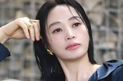 'Nữ hoàng sexy' Kim Hye Soo nóng bỏng ở tuổi 56