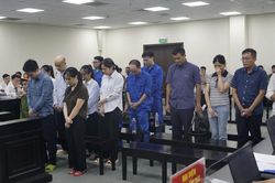 Đại diện Viện kiểm sát nói 'không thể chấp nhận' với quan điểm bào chữa cho 2 cán bộ hải quan